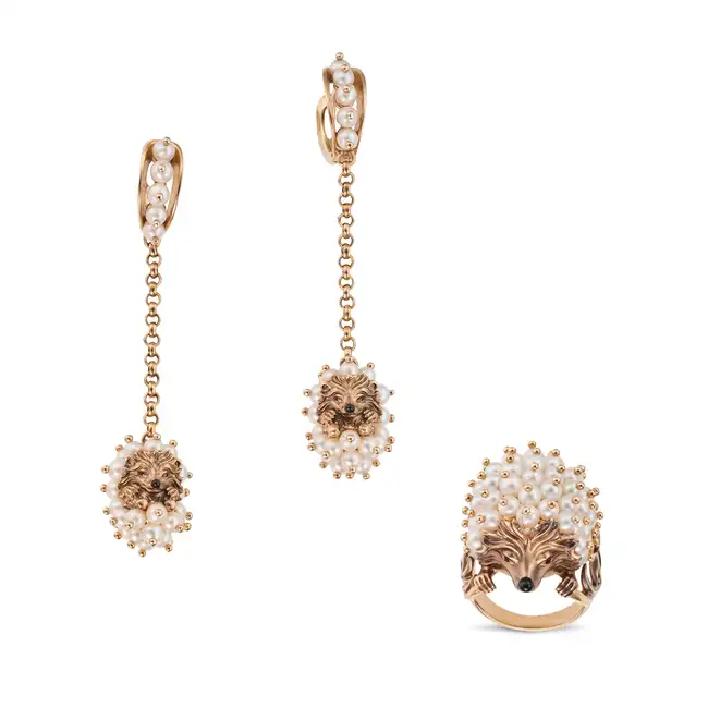 A PEARL HEDGEHOG EARRINGS AND RING SUITE the ring designed as a hedgehog set with pearls, the nose