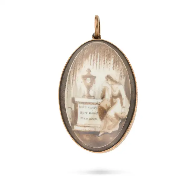 NO RESERVE - AN ANTIQUE GEORGIAN HAIRWORK DOUBLE SIDED MOURNING PENDANT, CIRCA 1789 in yellow