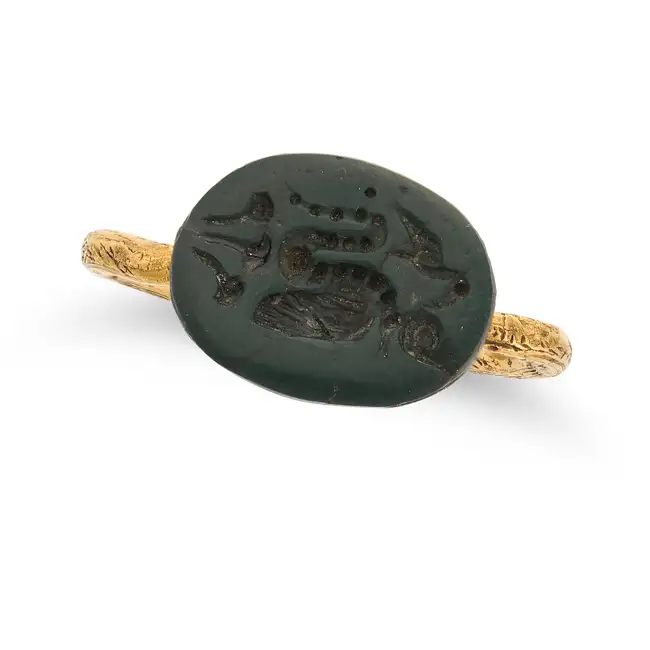 AN ANCIENT HARDSTONE SCARAB SWIVEL RING the band set with a swivelling hardstone carved to depict