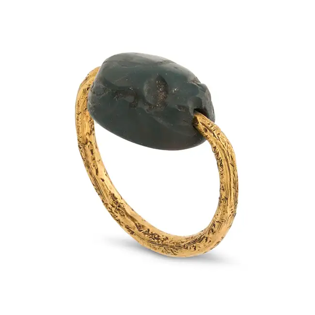 AN ANCIENT HARDSTONE SCARAB SWIVEL RING the band set with a swivelling hardstone carved to depict