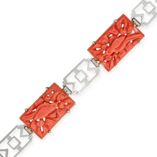 AN ART DECO CORAL BRACELET in 9ct white gold, comprising a row of geometric links set with coral
