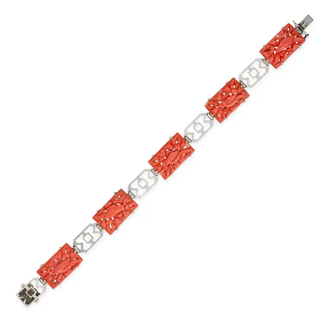 AN ART DECO CORAL BRACELET in 9ct white gold, comprising a row of geometric links set with coral