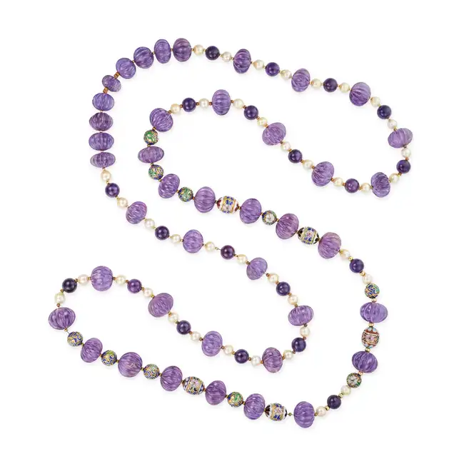 AN AMETHYST, PEARL AND CLOISONNE ENAMEL BEAD NECKLACE comprising a row of melon carved and