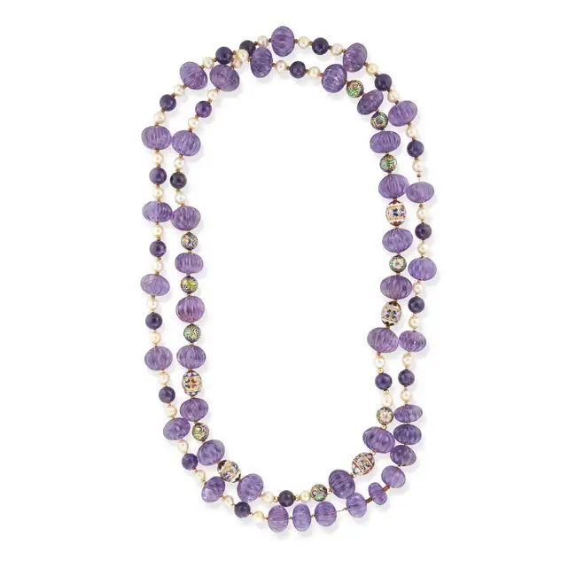 AN AMETHYST, PEARL AND CLOISONNE ENAMEL BEAD NECKLACE comprising a row of melon carved and