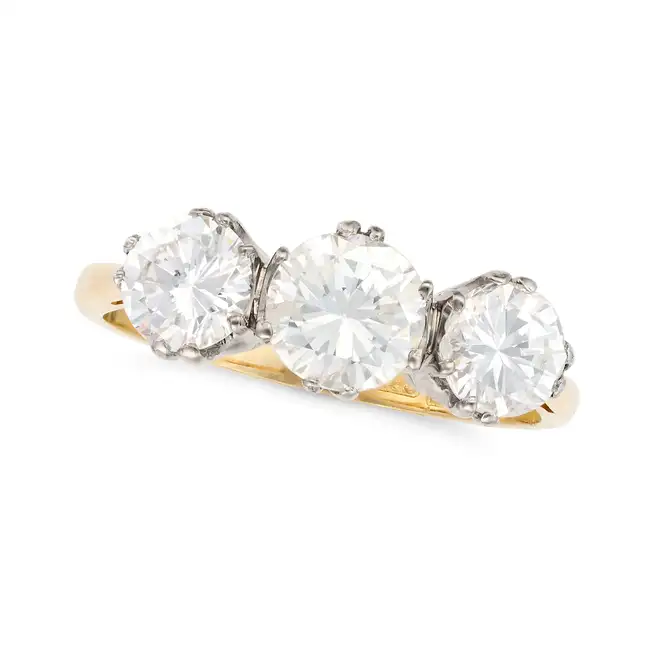 A THREE STONE DIAMOND RING in 18ct yellow gold, set with three round brilliant cut diamonds