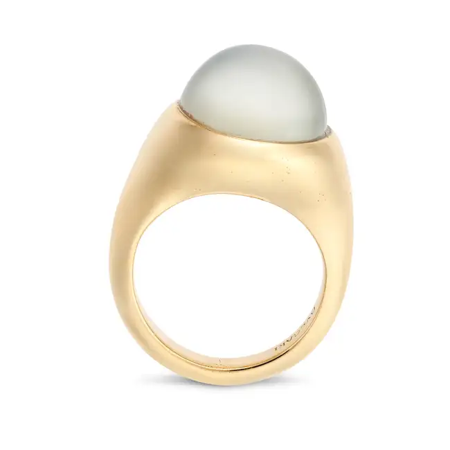A MOONSTONE DRESS RING in 18ct yellow gold, set with an oval cabochon cat's eye moonstone, signed