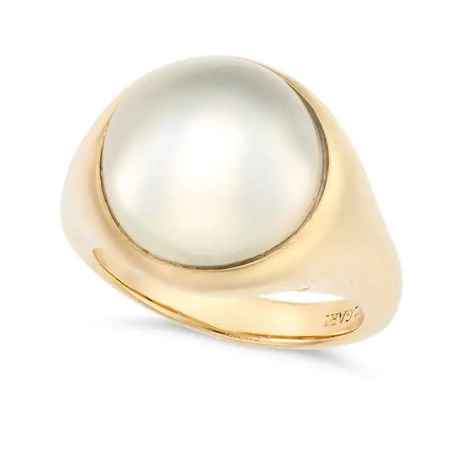 A MOONSTONE DRESS RING in 18ct yellow gold, set with an oval cabochon cat's eye moonstone, signed