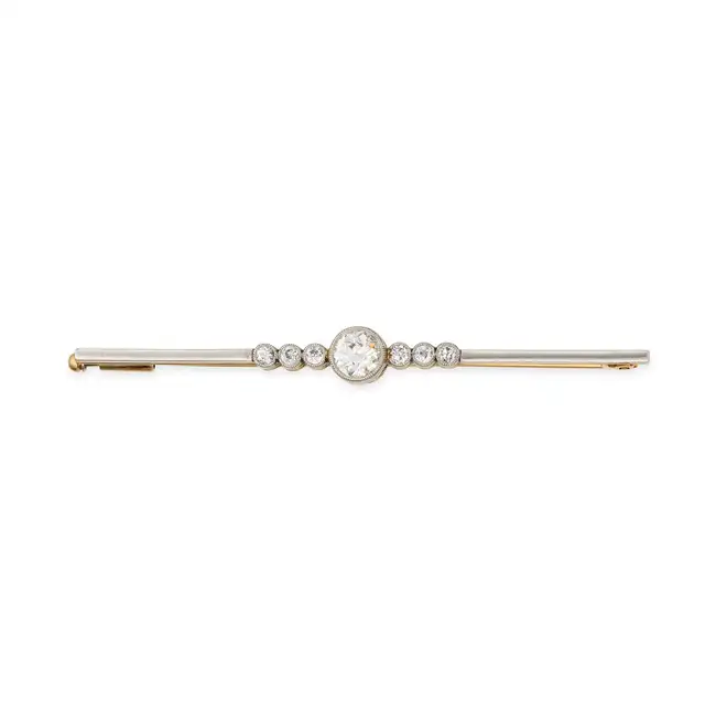 AN ANTIQUE DIAMOND BAR BROOCH set with a principal old European cut diamond of approximately 0.70
