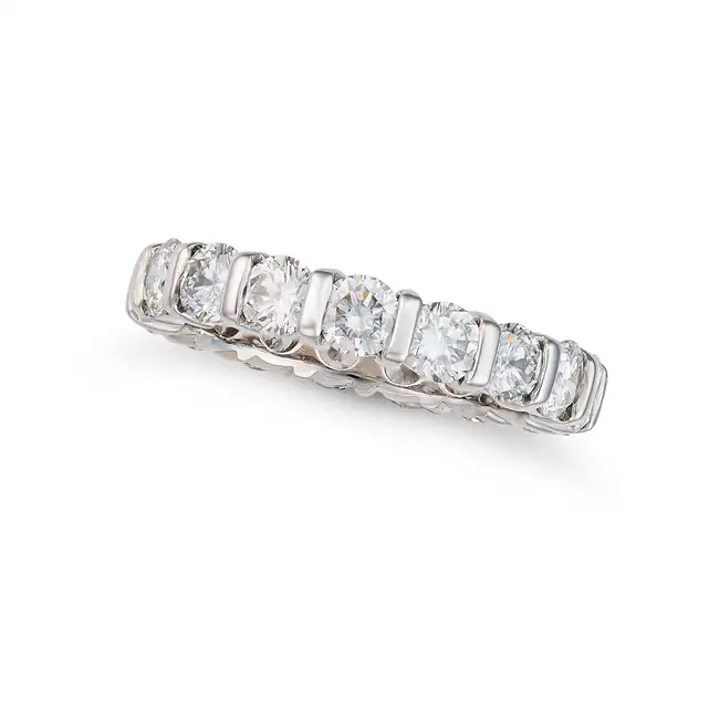 A DIAMOND FULL ETERNITY RING in platinum, set all around with a row of round brilliant cut diamonds,
