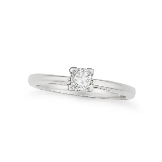 A SOLITAIRE DIAMOND RING in platinum, set with a princess cut diamond of 0.26 carats, inscribed 0.