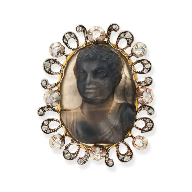 AN ANTIQUE AGATE CAMEO AND DIAMOND BROOCH in yellow gold and silver, set with an oval agate cameo