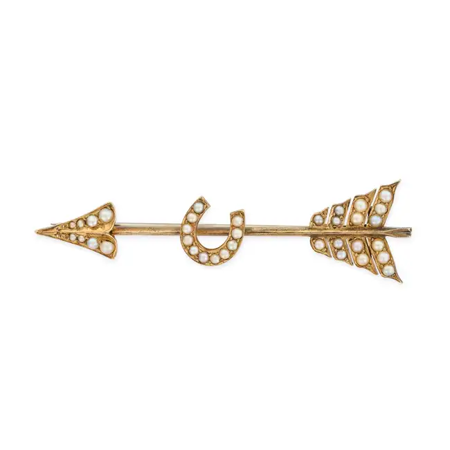 AN ANTIQUE PEARL ARROW AND HORSESHOE BROOCH designed as an arrow set with pearls, accented by a