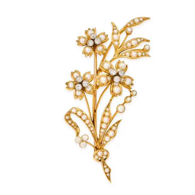NO RESERVE - AN ANTIQUE PEARL AND DIAMOND FLORAL SPRAY BROOCH in 15ct yellow gold, designed as a