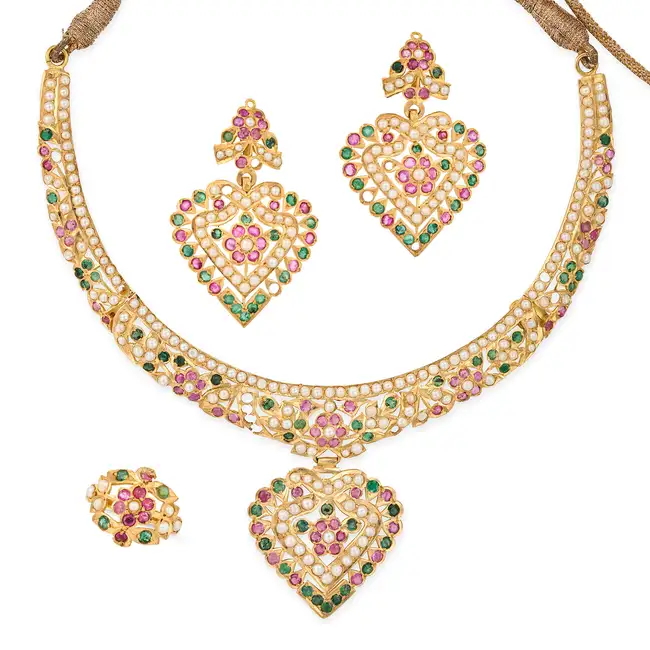 AN INDIAN PEARL, RUBY AND EMERALD HEART NECKLACE, EARRINGS AND RING SUITE the necklace comprising