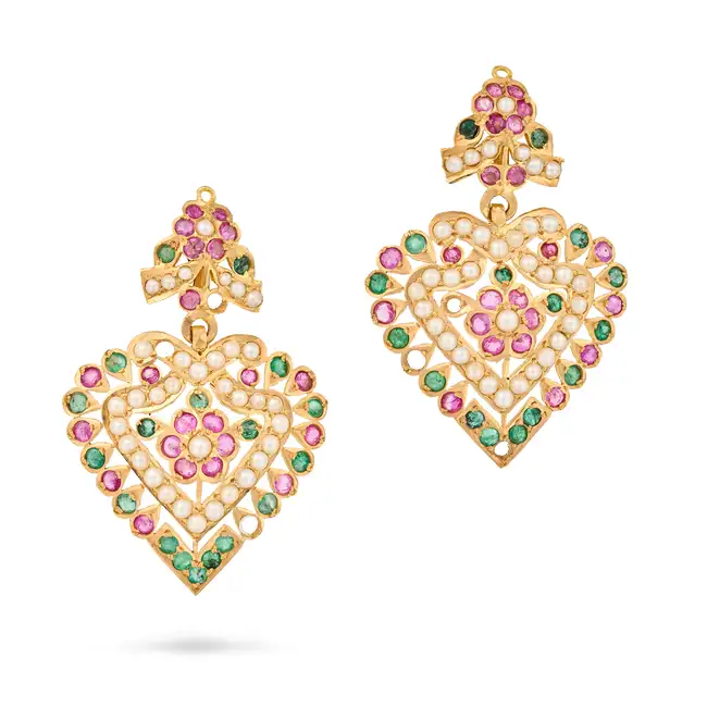 AN INDIAN PEARL, RUBY AND EMERALD HEART NECKLACE, EARRINGS AND RING SUITE the necklace comprising