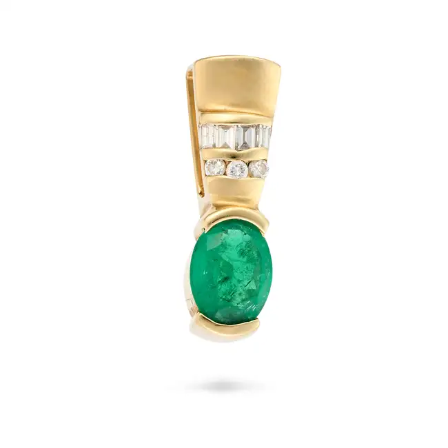 NO RESERVE - AN EMERALD AND DIAMOND PENDANT in 14ct yellow gold, set with an oval cut emerald