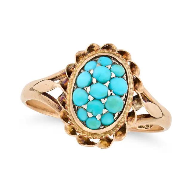 NO RESERVE - AN ANTIQUE TURQUOISE DRESS RING in 15ct yellow gold, the oval face set with a cluster