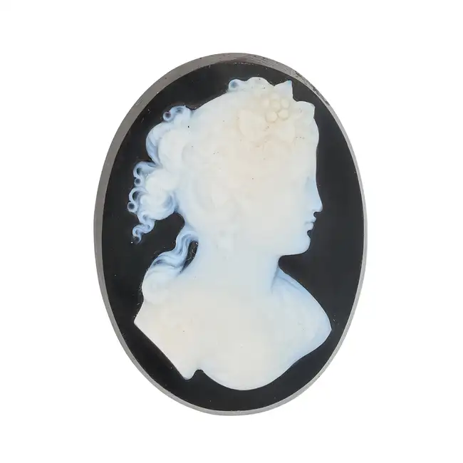 AN UNMOUNTED BANDED AGATE CAMEO carved to depict the bust of a classical woman with flowers in her