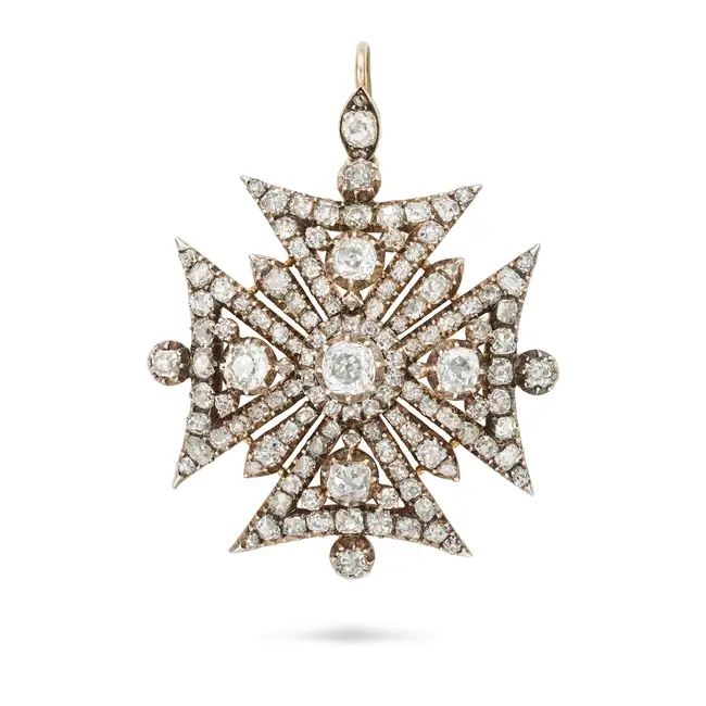 A VERY FINE ANTIQUE DIAMOND MALTESE CROSS BROOCH / PENDANT, CIRCA 1830 in yellow gold and silver,