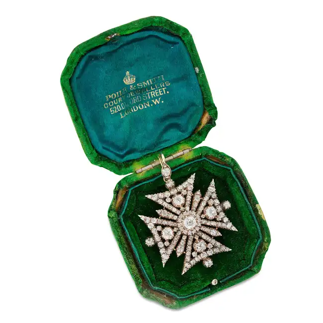 A VERY FINE ANTIQUE DIAMOND MALTESE CROSS BROOCH / PENDANT, CIRCA 1830 in yellow gold and silver,