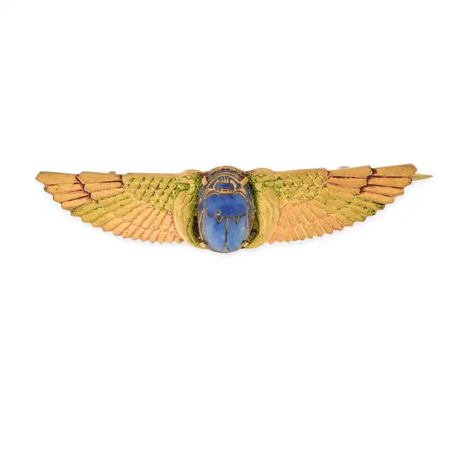 AN EGYPTIAN REVIVAL WINGED SCARAB BROOCH designed as a winged scarab set with a carved blue