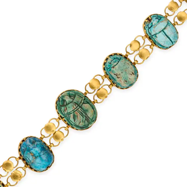 AN ANTIQUE EGYPTIAN REVIVAL HARDSTONE SCARAB BRACELET in yellow gold, comprising a row of seven