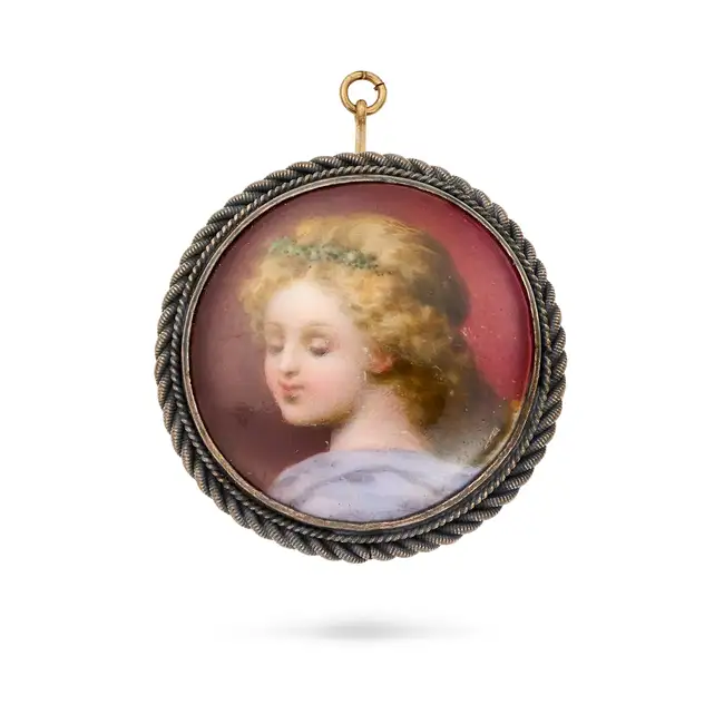NO RESERVE - AN ANTIQUE ENAMEL BROOCH the circular brooch decorated with an enamelled portrait