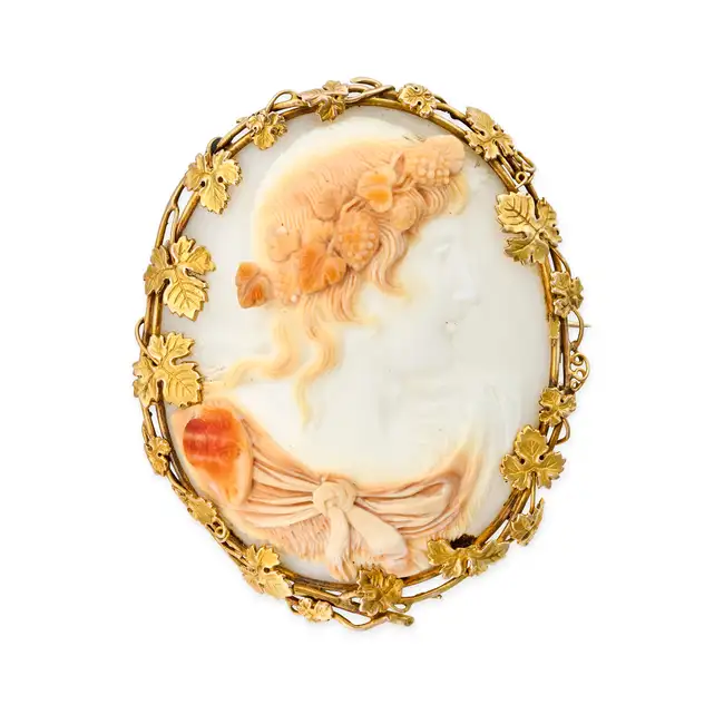 A FINE ANTIQUE SHELL CAMEO BROOCH, 19TH CENTURY set with a finely carved shell cameo depicting