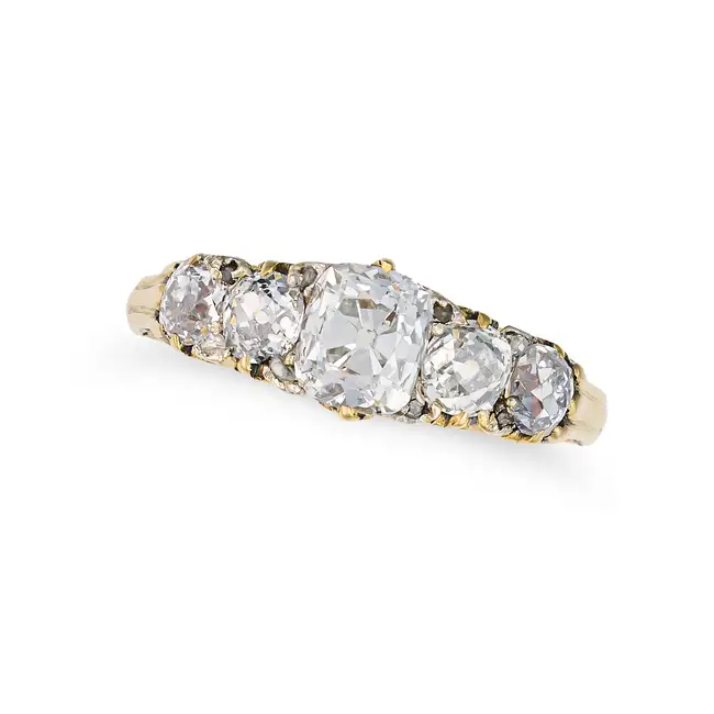 AN ANTIQUE DIAMOND FIVE STONE RING in yellow gold, set with five old cut diamonds, the principal old
