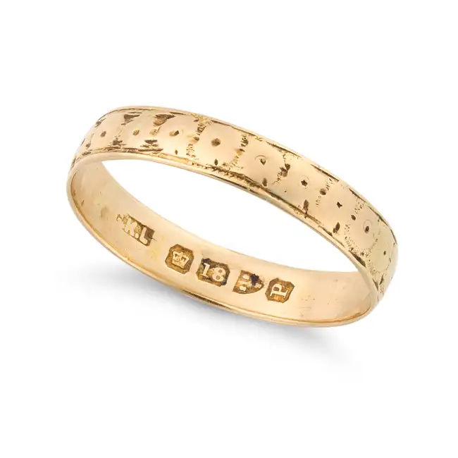 NO RESERVE - AN ANTIQUE VICTORIAN GOLD BAND RING, 1898 in 18ct yellow gold, the gold band engraved