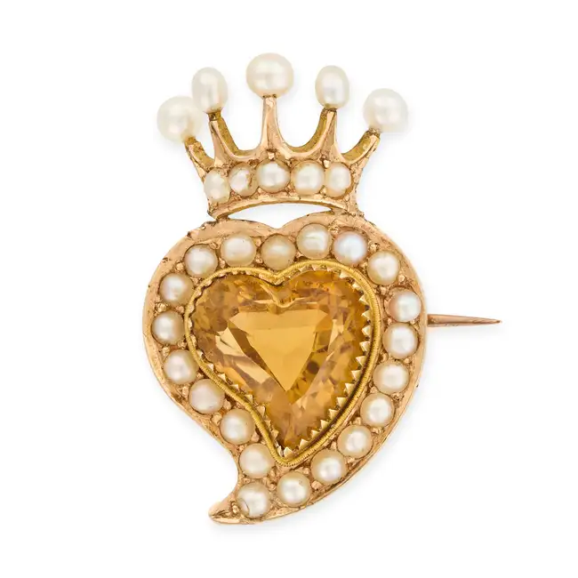 AN ANTIQUE CITRINE AND PEARL WITCHES HEART BROOCH in yellow gold, set with a heart cut citrine in