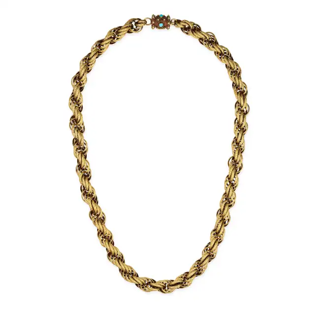 AN ANTIQUE GEORGIAN TURQUOISE NECKLACE in yellow gold, the rope style necklace comprising engraved