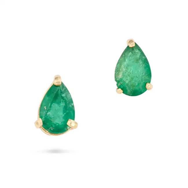 NO RESERVE - A PAIR OF EMERALD STUD EARRINGS in 14ct yellow gold, each set with a pear cut