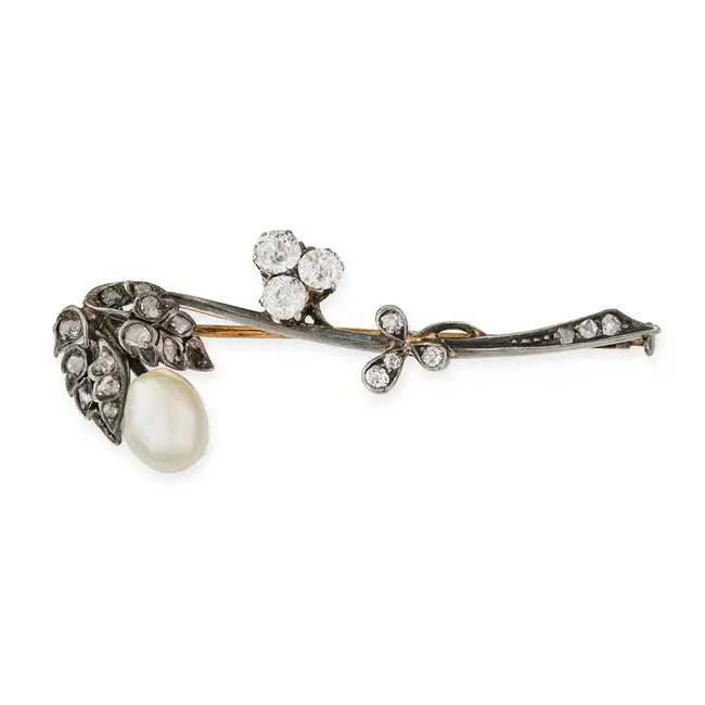 AN ANTIQUE PEARL AND DIAMOND BAR BROOCH in foliate design, set with old European and rose cut
