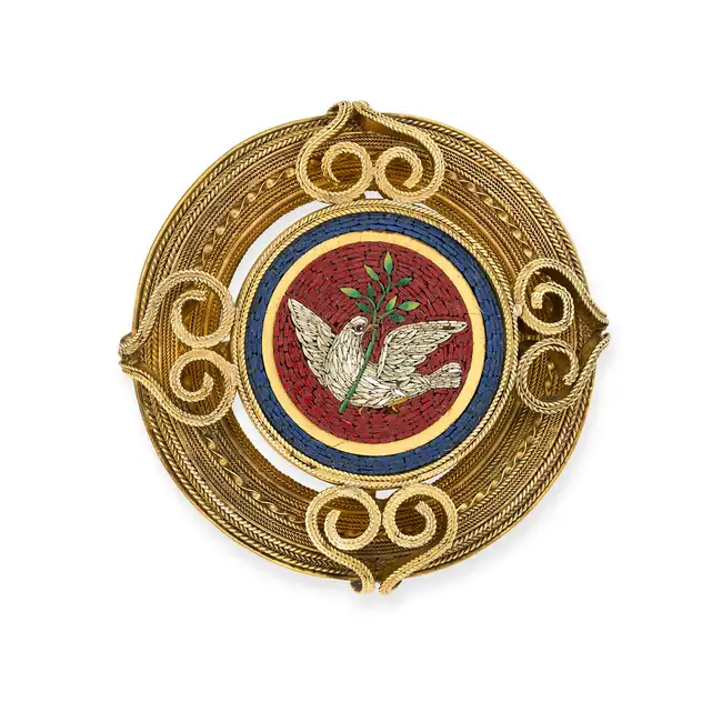 AN ANTIQUE MICROMOSAIC DOVE BROOCH in yellow gold, set with varicoloured tesserae depicting a dove