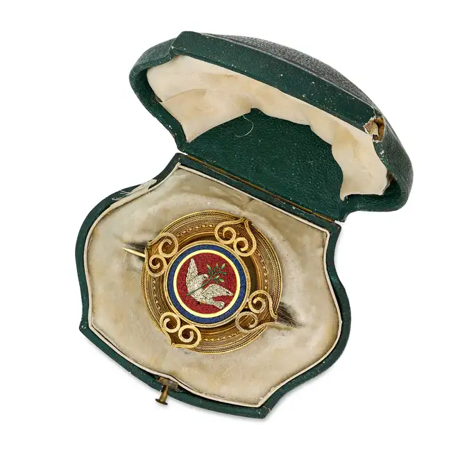 AN ANTIQUE MICROMOSAIC DOVE BROOCH in yellow gold, set with varicoloured tesserae depicting a dove