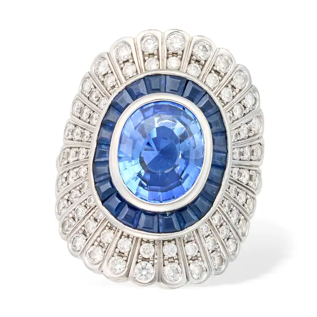 JESSICA MCCORMACK, A SAPPHIRE AND DIAMOND DAISY RING in 18ct white gold, designed as a daisy, set