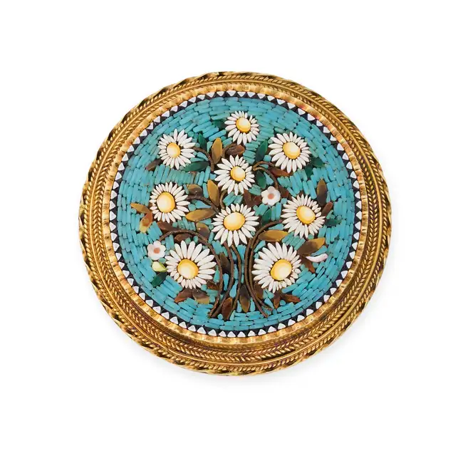 NO RESERVE - AN ANTIQUE MICROMOSAIC DAISY BROOCH, 19TH CENTURY in yellow gold, set with varicoloured
