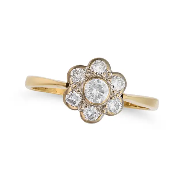 A DIAMOND CLUSTER RING in 18ct yellow gold, set with a cluster of round brilliant cut diamonds, full