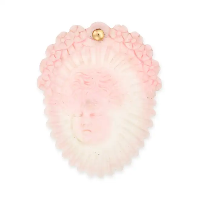 A VINTAGE CONCH SHELL BROOCH / PENDANT comprising a single piece of conch shell carved to depict the