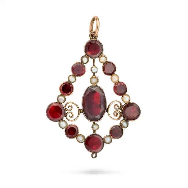 NO RESERVE - AN ANTIQUE GARNET AND PEARL PENDANT in yellow gold, set with oval and round cut