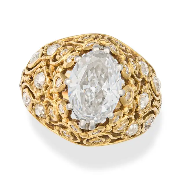 MONTURE CARTIER, A VINTAGE DIAMOND DRESS RING in 18ct yellow gold and platinum, set with a moval cut