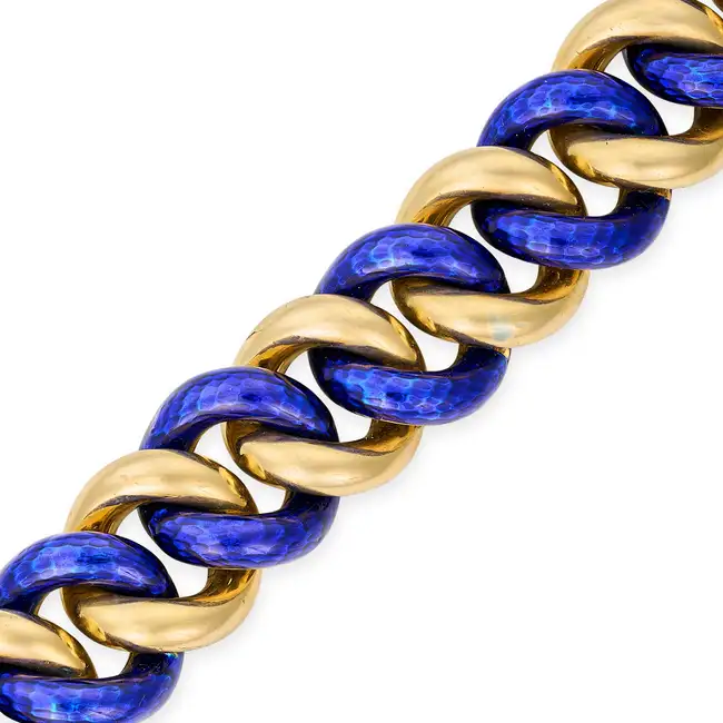 A FINE VINTAGE ENAMEL AND GOLD CURB LINK BRACELET in yellow gold, comprising a row of curb links,