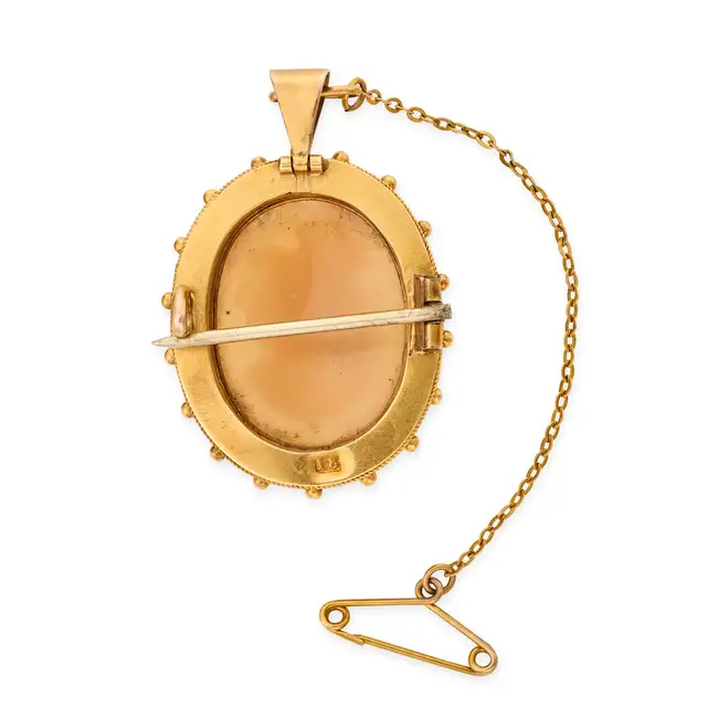 NO RESERVE - AN ANTIQUE VICTORIAN SHELL CAMEO BROOCH / PENDANT, CIRCA 1880 in 18ct yellow gold,