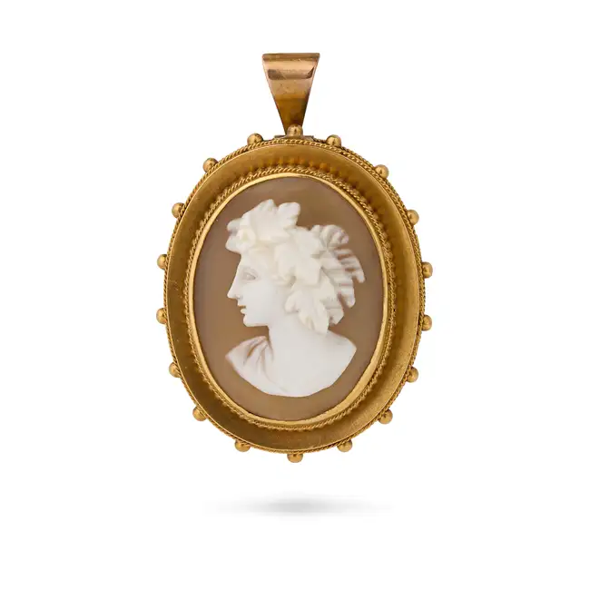 NO RESERVE - AN ANTIQUE VICTORIAN SHELL CAMEO BROOCH / PENDANT, CIRCA 1880 in 18ct yellow gold,