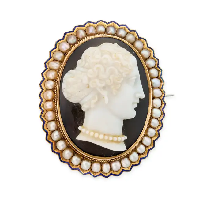 NO RESERVE - A FINE ANTIQUE AGATE, PEARL AND ENAMEL CAMEO BROOCH, CIRCA 1880 in yellow gold, set