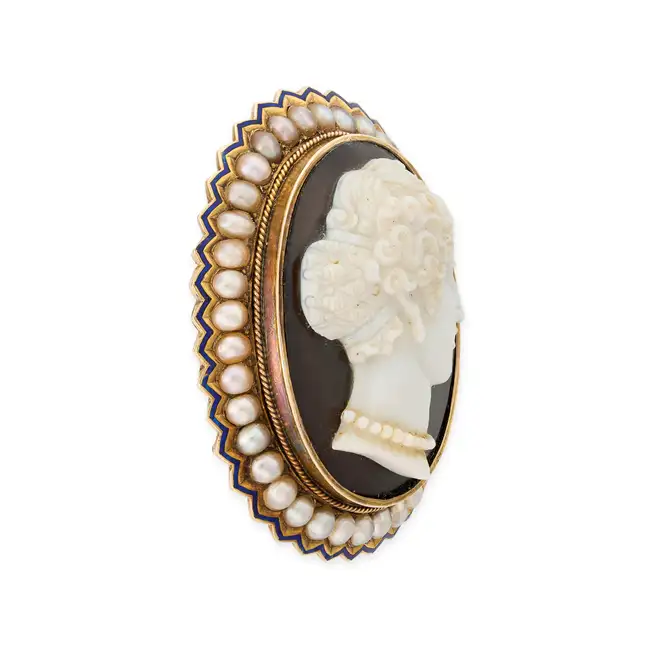 NO RESERVE - A FINE ANTIQUE AGATE, PEARL AND ENAMEL CAMEO BROOCH, CIRCA 1880 in yellow gold, set