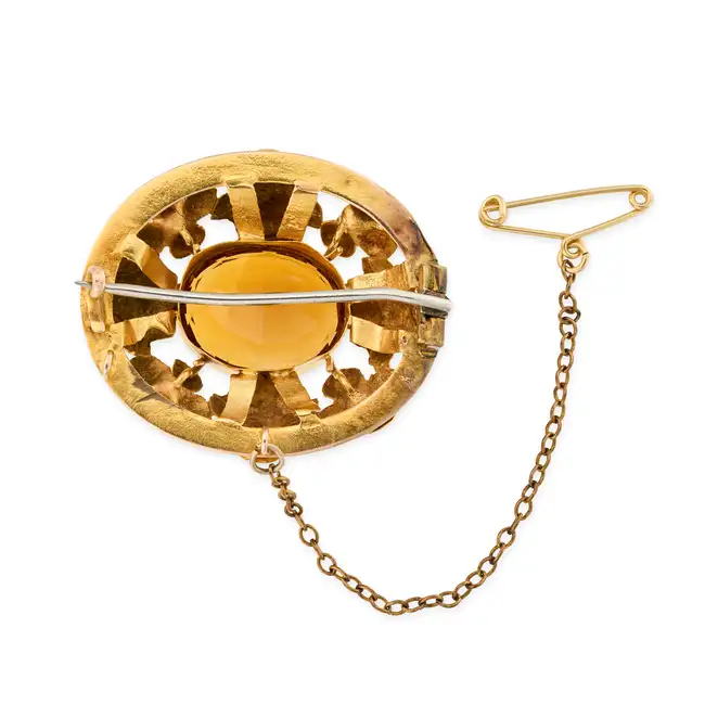NO RESERVE - AN ANTIQUE CITRINE BROOCH, 19TH CENTURY set with an oval cut citrine, within an