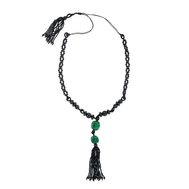 AN ONYX AND JADEITE JADE TASSEL NECKLACE comprising rows of polished and facetted onyx beads,