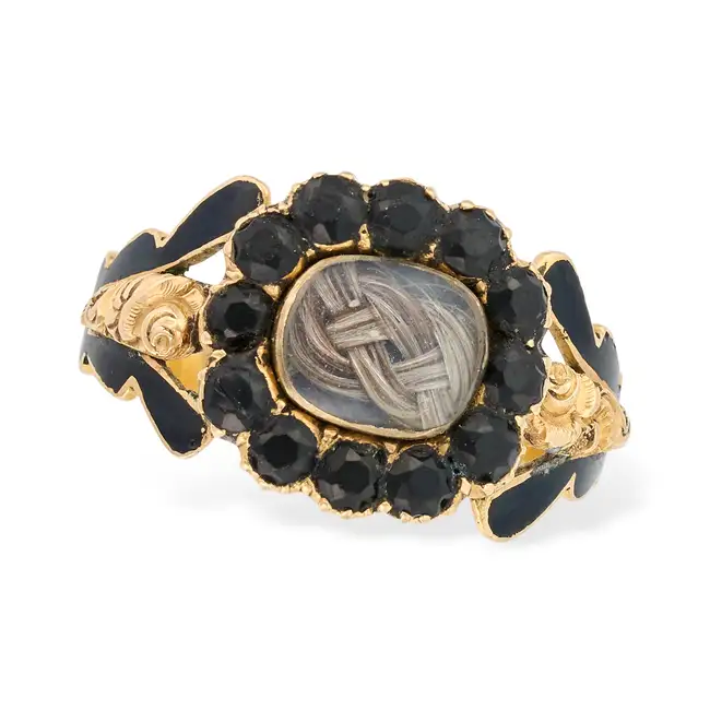 AN ANTIQUE GEORGIAN JET AND ENAMEL MOURNING RING, 1827 in 18ct yellow gold, set with hairwork
